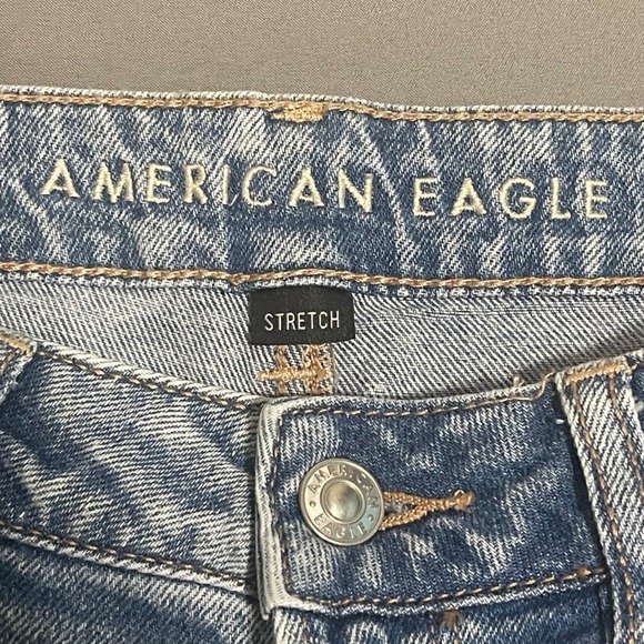 American Eagle Outfitters Mom Jean Distressed Ripped Light Wash Denim Womens 8 - Picture 3 of 11